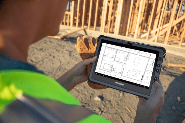 Baustellenarbeiter erfasst Aufmaß und Dokumentation direkt vor Ort auf einem Tablet