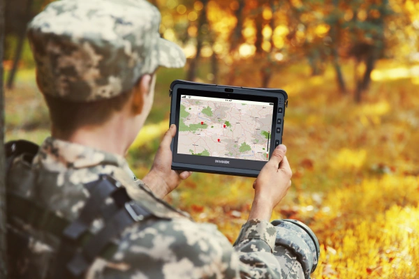 Soldat mit robustem Tablet im Feldeinsatz